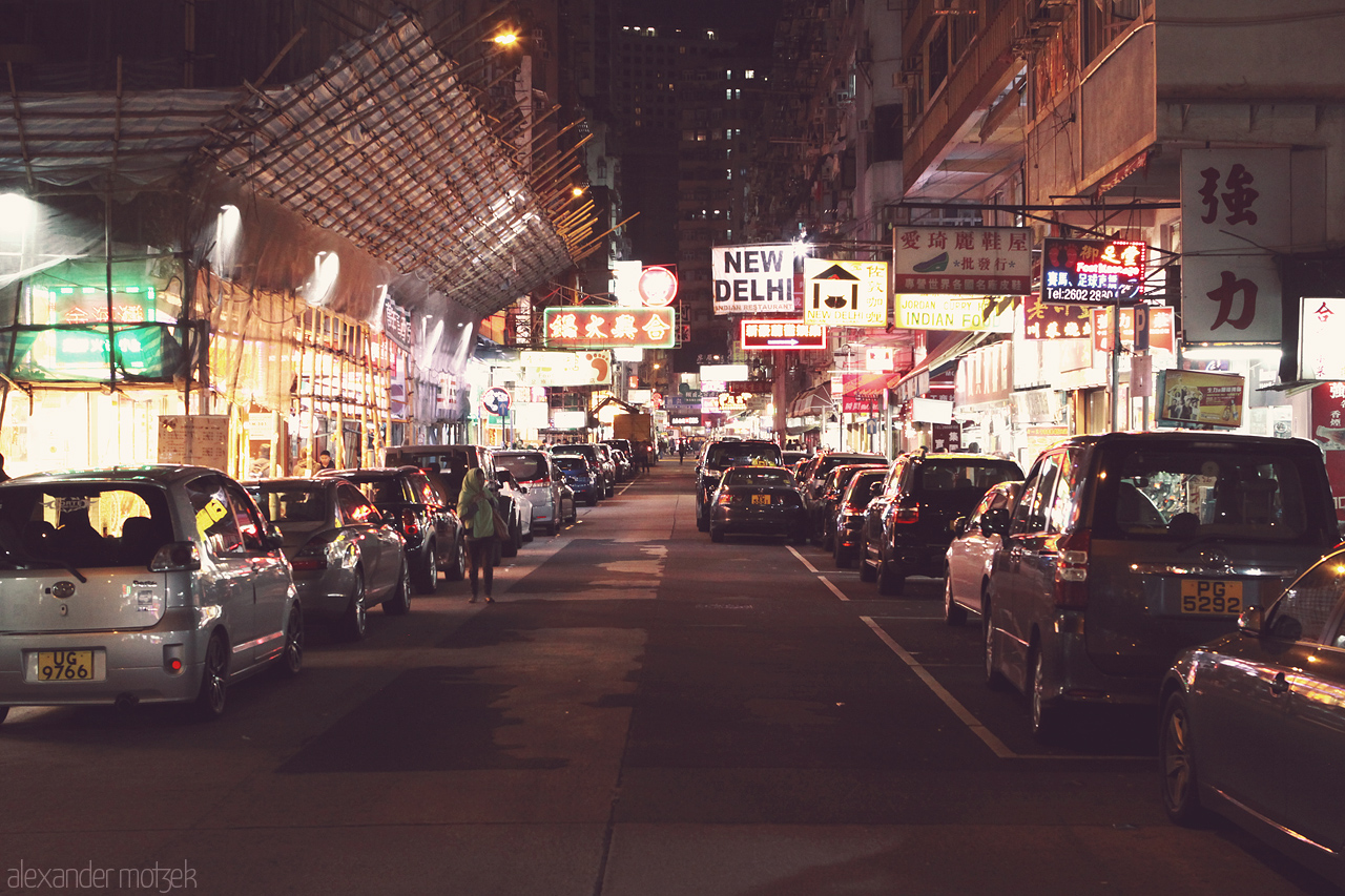 Foto von Beleuchtete Straße in Hongkong bei Nacht